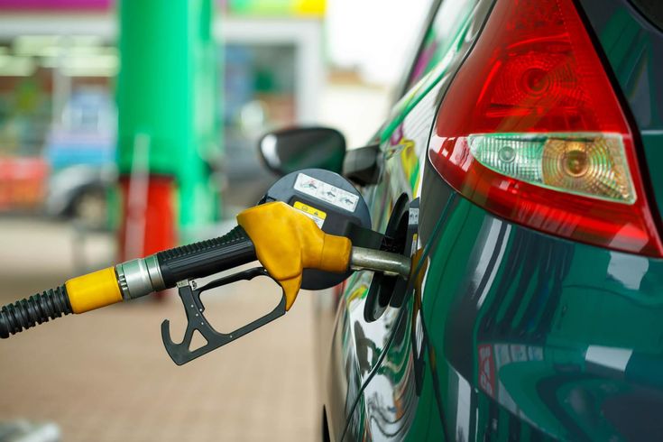 Gasolina está R$ 0,11 mais cara no Brasil do que no exterior, aponta Abicom