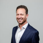 Energia solar ganha espaço em condomínios e reduz custos operacionais no Brasil